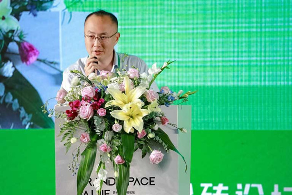 dusun iot ceo is delivering a speech at the forum